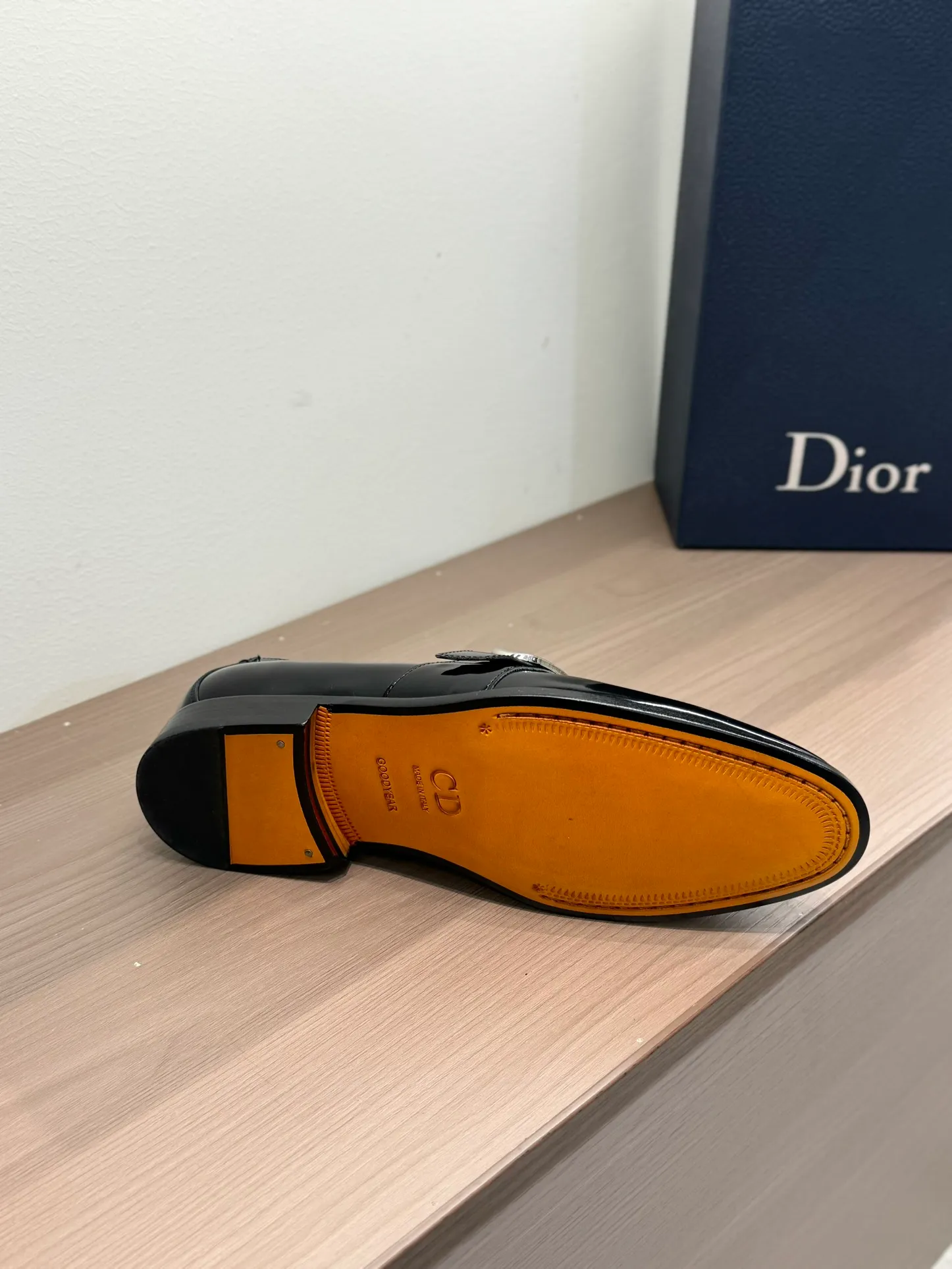 [Dior Dior] Top P: 960💰 Standard code 39-44 (38.45.46 custom-made, non-refundable and non-exchangeable) Dior Dior's latest high-end men's boutique casual leather shoes, the upper is carefully made of black cowhide/open-edge beaded leather/high-mercerized frosted cowhide, the classic silhouette shows elegance, and the upper strap is matched with a metal-coated CD Icon decorative buckle to enhance the style. Comfortable and lightweight, the Italian leather sole features anti-slip rubber inserts. The Blake structured leather sole with anti-slip details showcases Dio*'s exceptional craftsmanship. Elegant and refined, it can be matched with all kinds of suits.